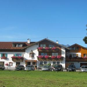 Traditionelles Gästehaus mit Blumenbalkonen