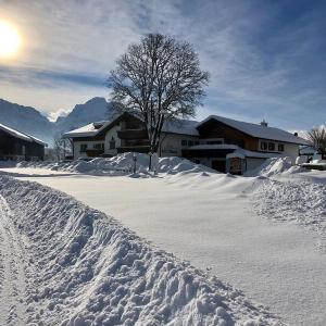 Wintermorgen mit Sonne und glitzerndem Schnee und unserem Haus