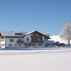 Unser Haus ist in einer Schneedecke mit blauen Himmel gehüllt