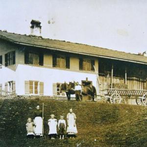 Wie´s früher mal war - Kinder vor dem Gästehaus