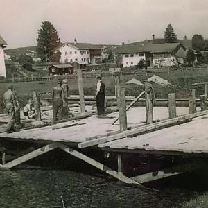 Wie´s früher mal war - Historische Holzbrücke mit Menschen