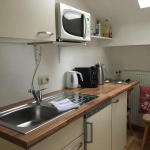 Kleine Gäste-Teeküche und Getränkeautomat im 2. Stock