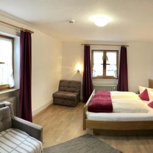 Geräumiges Schlafzimmer mit Doppelbett und Sesseln - Ferienwohnung (#16)