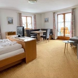 Großes Familienzimmer (#15) mit Couch und Essecke