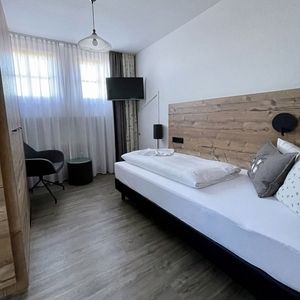 Einzelzimmer (# 11) im 2. Stock ohne Balkon zur Seeseite