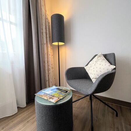 Gemütliche Sitzmöglichkeit, mit Stuhl und Lampe