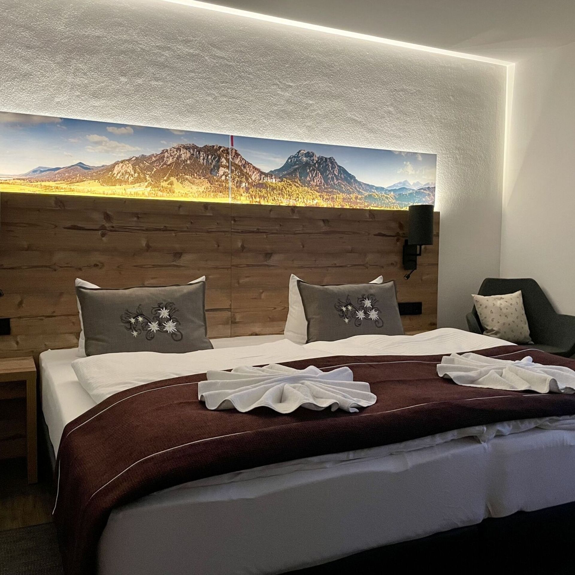 Doppelzimmer mit Doppelbett im Alpenstyle