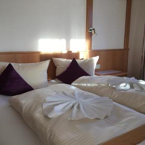 Familienzimmer #15 zur Gartenseite mit Doppelbett