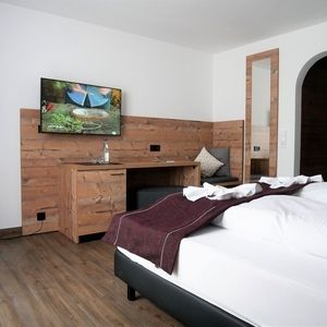 Das Zimmer mit Doppelbett und Holzeinrichtung