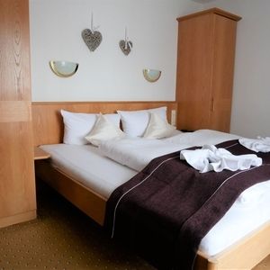 Doppelzimmer #14 mit Badewanne/Dusche / WC zur Gartenseite