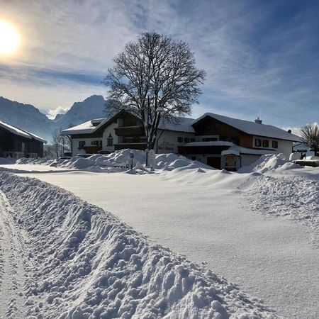 Die Ortschaft ist komplett in hohen Schnee eingehüllt und die Sonne scheint