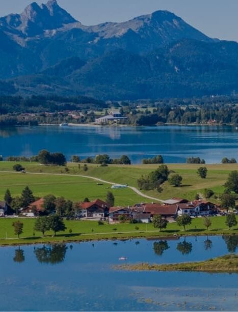 Schöne Landschaft am See mit Bergkulisse